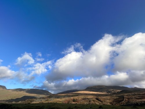 Copa llwm o hyd dan gwmwl